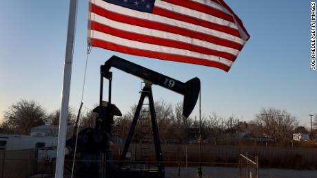 Oil briefly tumbles below $ 100 a barrel.  That & # 39 ;s good news for gas prices