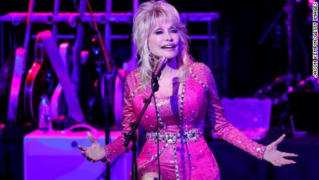 Dolly Parton (foto em 2021) entregou um NFT comemorativo na conferência SXSW deste ano.