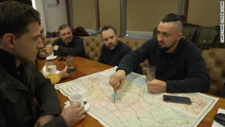 El centro de mando sobre raíles: cómo los ucranianos mantienen los trenes en marcha durante la guerra