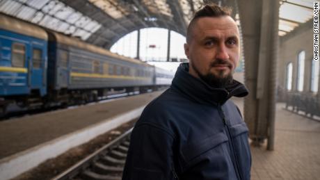 우크라이나 철도의 CEO인 Oleksandr Kamyshin은 전쟁이 시작된 이후로 가족을 보지 못했습니다.