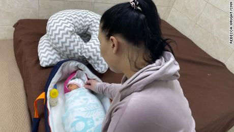 De Oekraïense draagmoeder Victoria is een week geleden bevallen van een stel dat in het buitenland woont.