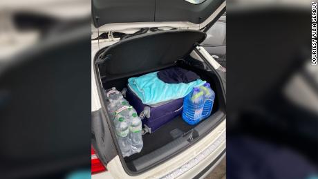 حزمت جوليا غاربوت حقيبة واحدة بالملابس لها ولأبنائها ووضعتها في صندوق سيارتها.  كما قامت بتعبئة الطعام والماء والوجبات الخفيفة للرحلة.
