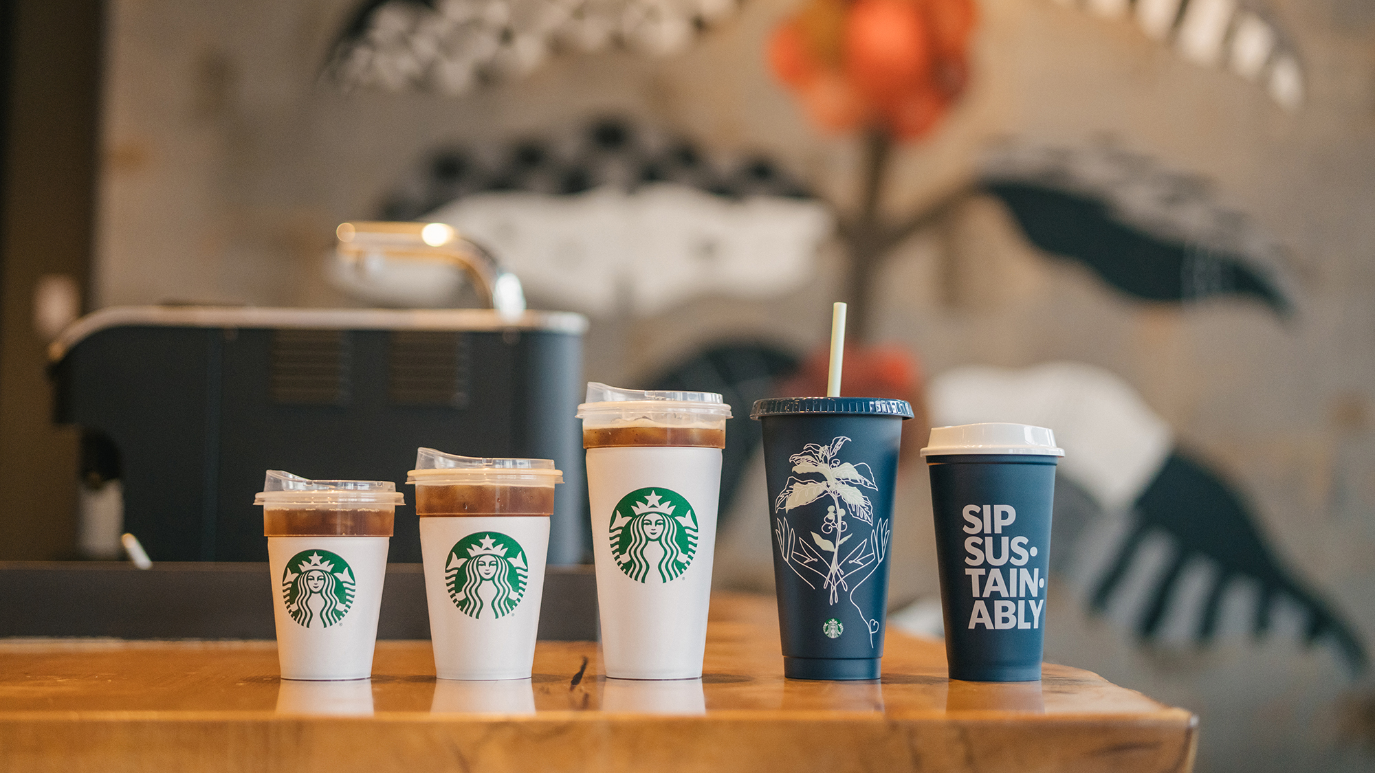 Vuelven los icónicos vasos navideños de Starbucks®! Ahora también  reutilizables y hasta cambian de color