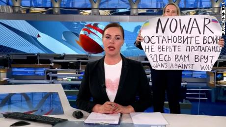 American in Moscow reveals how Russians reacted to protester on state TV