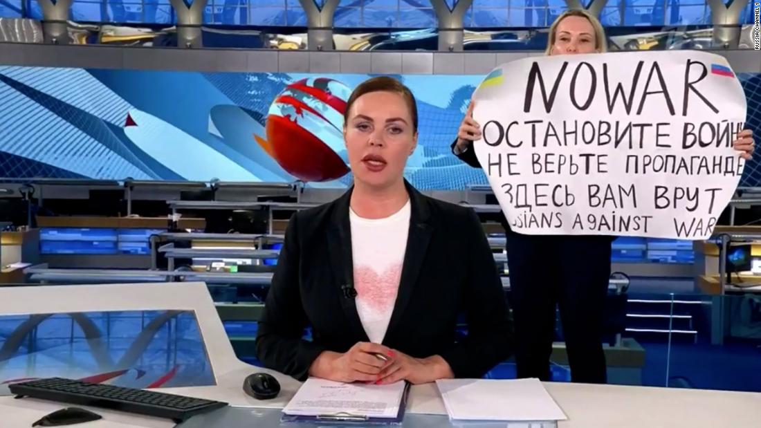 Manifestante anti-guerra interrompe transmissão estatal russa para condenar invasão da Ucrânia