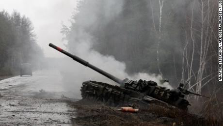 El humo sale de un tanque ruso destruido por las fuerzas ucranianas al costado de una carretera en la región de Lugansk el 26 de febrero de 2022. 