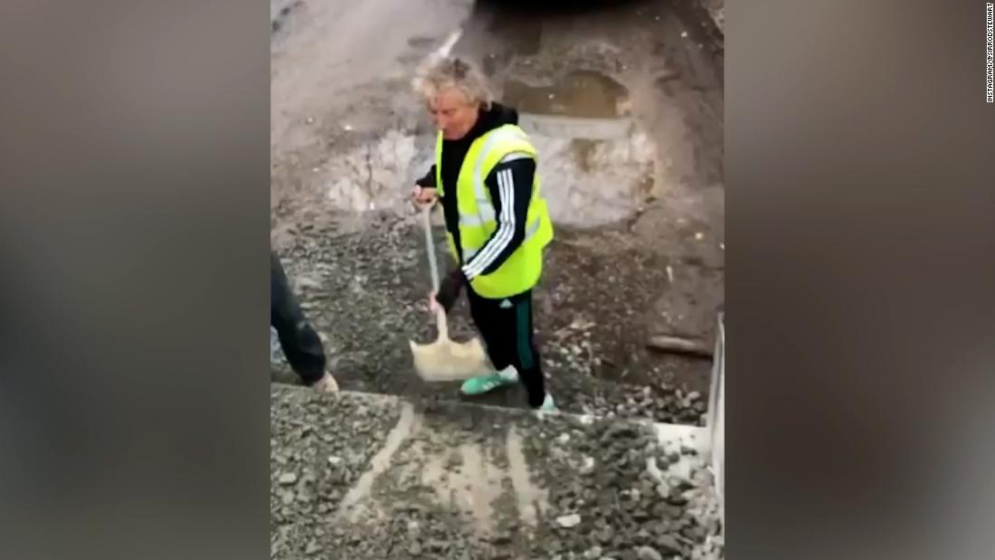 Internet goes crazy over Rod Stewart fixing potholes – CNN Video