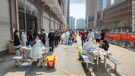 Los residentes hacen fila para una prueba de covid-19 en Shenzhen, China, el 14 de marzo.