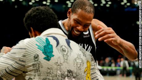 Kevin Durant e Kyrie Irving se abraçam após a vitória líquida sobre os Knicks.