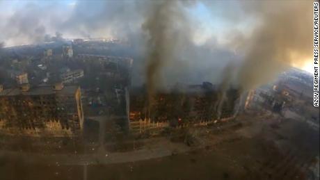 Mariupol: la escala de la destrucción de la ciudad se revela en imágenes de drones y fotos de satélite