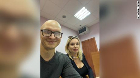 Uma foto de Marina Ovsyanikova e um de seus advogados, Anton Kashinsky, foi divulgada no Telegram na terça-feira.