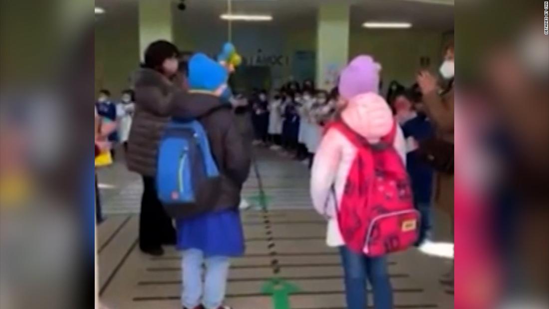 Ukrainian students receive heartwarming welcome to new school in Italy – CNN Video