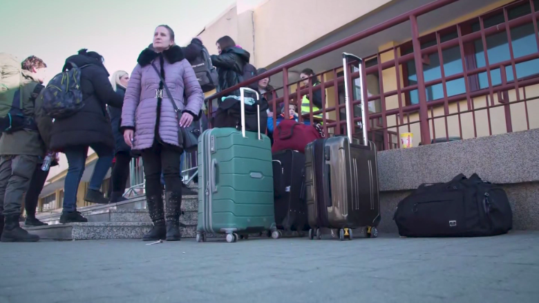 Ukrainian women who escaped their country now go back to help fight the invasion