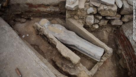 Antico sarcofago trovato sotto la cattedrale di Notre Dame a Parigi