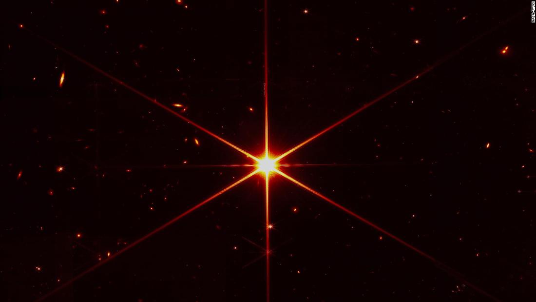 Le télescope Webb partage une nouvelle image après avoir atteint le point de repère de l’optique