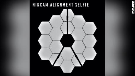 Αυτό το νέο "selfie"  δείχνει και τα 18 κύρια τμήματα καθρέφτη Webb που συλλέγουν φως από το ίδιο αστέρι.