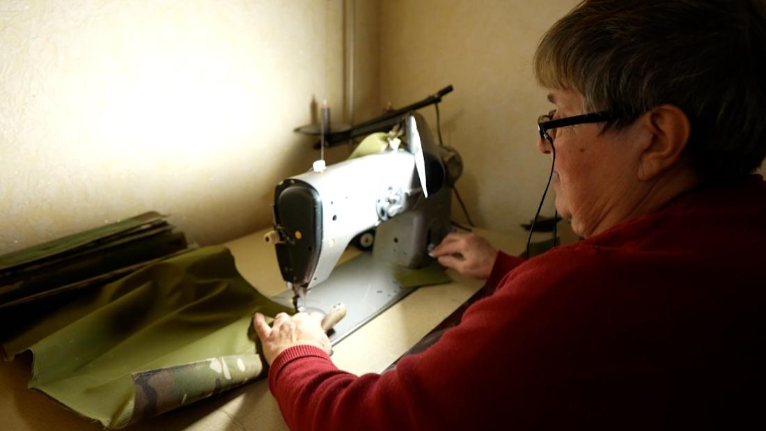 Video: A grandmother sews flak jackets ‘with love’ for Ukrainian army – CNN Video