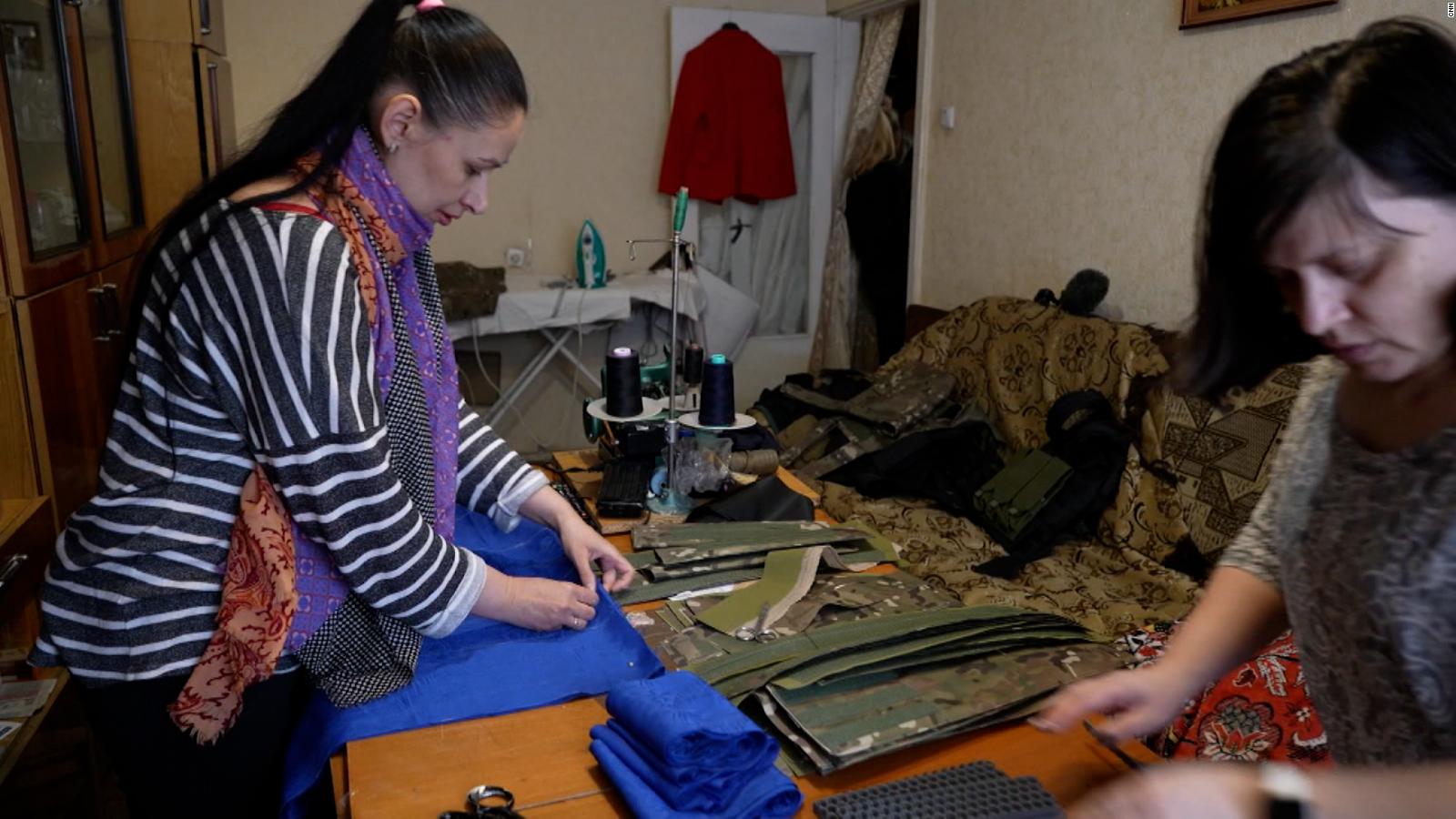 Ukrainians are making homemade body armor to send to frontline troops - CNN