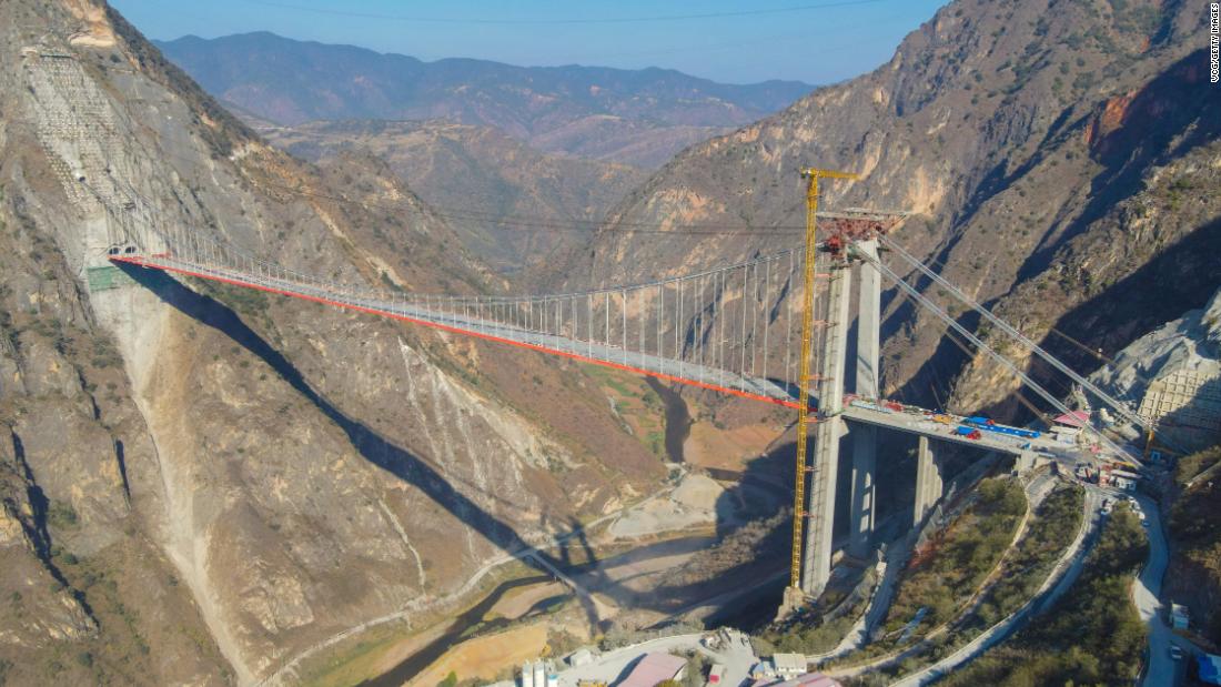 Rekordverdächtige Hängebrücke soll in Yunnan, China, eröffnet werden