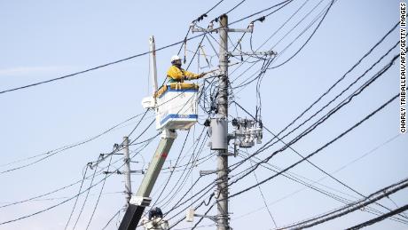 Um trabalhador realiza trabalhos elétricos após uma queda de energia em Soma, província de Fukushima, Japão, em 17 de março.