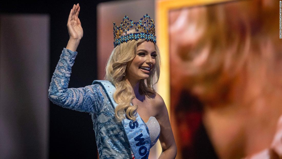 Miss Świata: Miss Polski, Karolina Bielawska, ukoronowana wśród wezwań do pokoju na Ukrainie