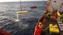 Il veicolo sous-marin autonome (AUV) viene utilizzato per registrare il fondo marino è stato recuperato dopo aver terminato con successo una missione di cartografia del fondo marino nell'oceano artico.                               