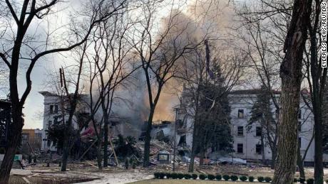 Les autorités ukrainiennes affirment que 300 personnes ont été tuées lors d'une frappe aérienne russe sur le théâtre de Marioupol