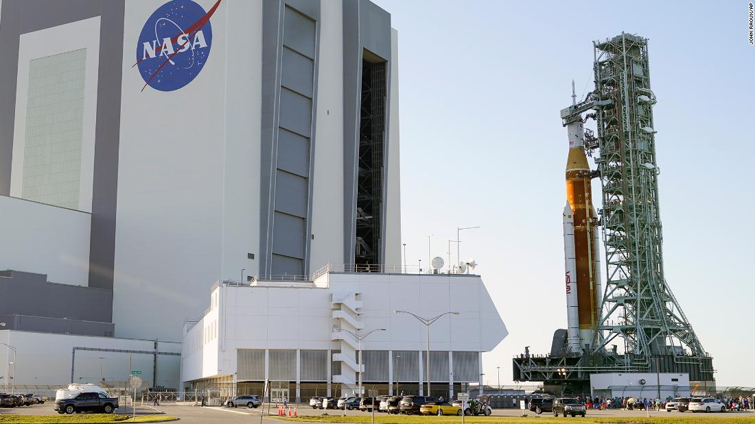 Regardez la NASA lancer une fusée lunaire Artemis I sur la rampe de lancement