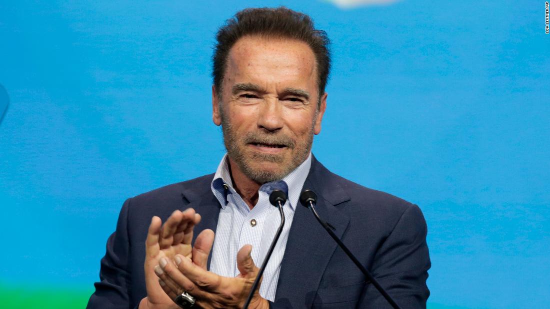 Video poselství Arnolda Schwarzeneggera vyzývá Rusy, aby překonali vládní dezinformace