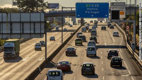 Oil & # 39; emergency & # 39 ;: Work from home and drive slower, IEA says