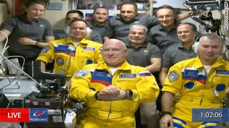 ロシアの宇宙飛行士は、ウクライナの色で国際宇宙ステーションに到着した後、憶測を呼び起こします
