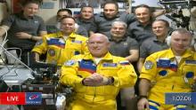 Russische Kosmonauten lösen Spekulationen aus, nachdem sie in ukrainischen Farben auf der Internationalen Raumstation angekommen sind