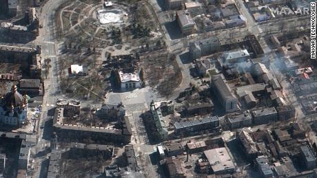Šajā satelītattēlā redzams iznīcināts teātris Mariupolē, Ukrainā, kas tika bombardēts 2022. gada 16. martā. 