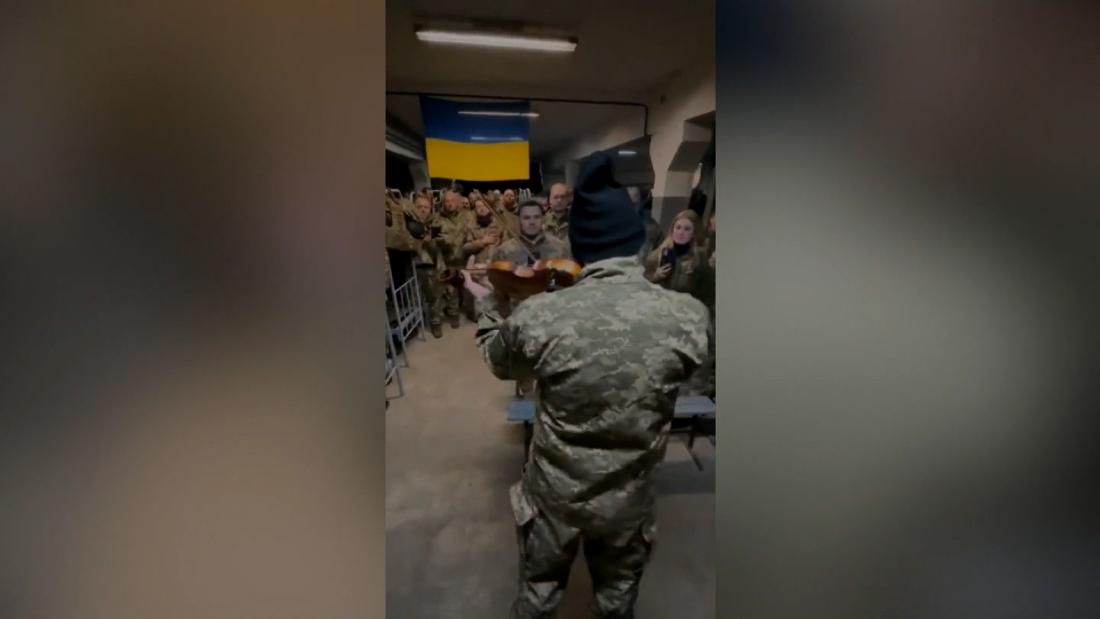 Video: Ukrainian soldier brings troops to their feet with moving national anthem rendition – CNN Video