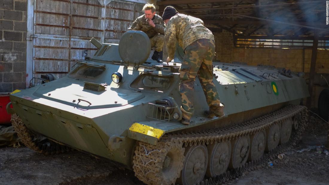 在为乌克兰军队回收俄罗斯武器的基辅垃圾场内