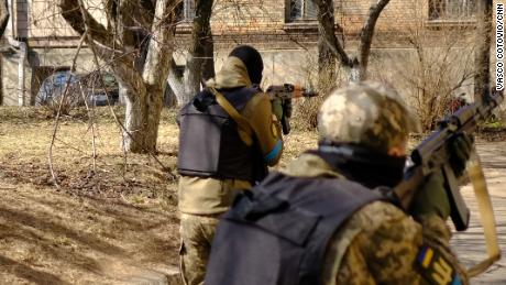 Las fuerzas de defensa territorial de Ucrania se están entrenando para un posible enfrentamiento con las fuerzas rusas.