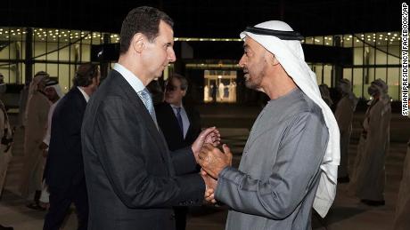 O presidente sírio Bashar al-Assad (à esquerda) fala com o príncipe herdeiro de Abu Dhabi, Sheikh Mohammed bin Zayed Al Nahyan, em Abu Dhabi, Emirados Árabes Unidos, na sexta-feira. 