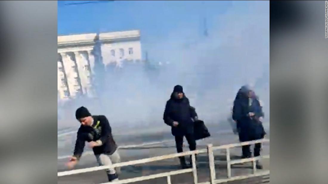 VIDEO: See explosion and gunfire in Kherson amid peaceful protest – CNN Video