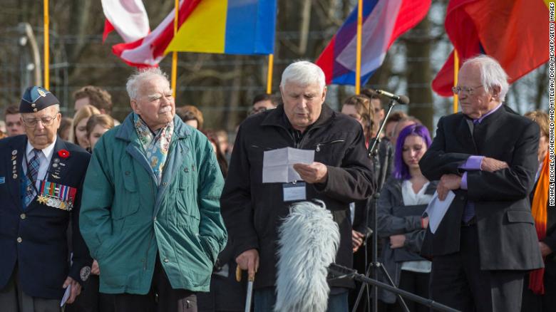 Borys Romanchenko (deuxième à droite) photographié sur le site du mémorial de Buchenwald en 2015.