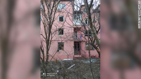 Dmytro und Tania Shvets sagen, dass ihre Wohnung in Mariupol heftig beschossen wurde und das Gebäude nicht mehr steht. 