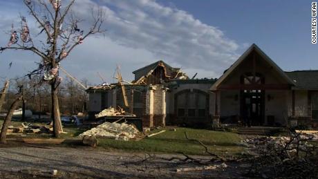 Mehrere Häuser wurden schwer beschädigt, als am Montag schwere Stürme durch Jacksboro, Texas, zogen.