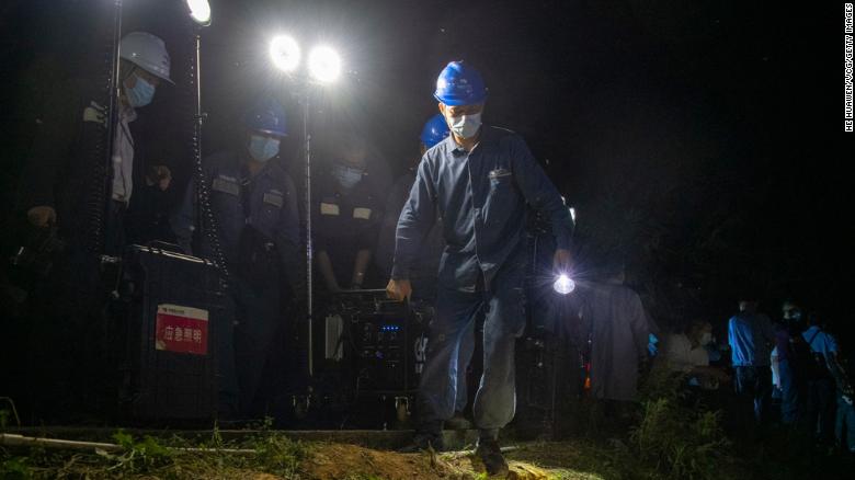3月21日，救援人员在中国滕县坠机现场架设照明设备。