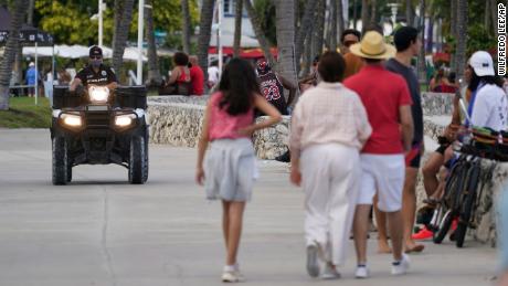 Am Montag patrouilliert ein Polizist das ATV im berühmten South Beach von Miami Beach.