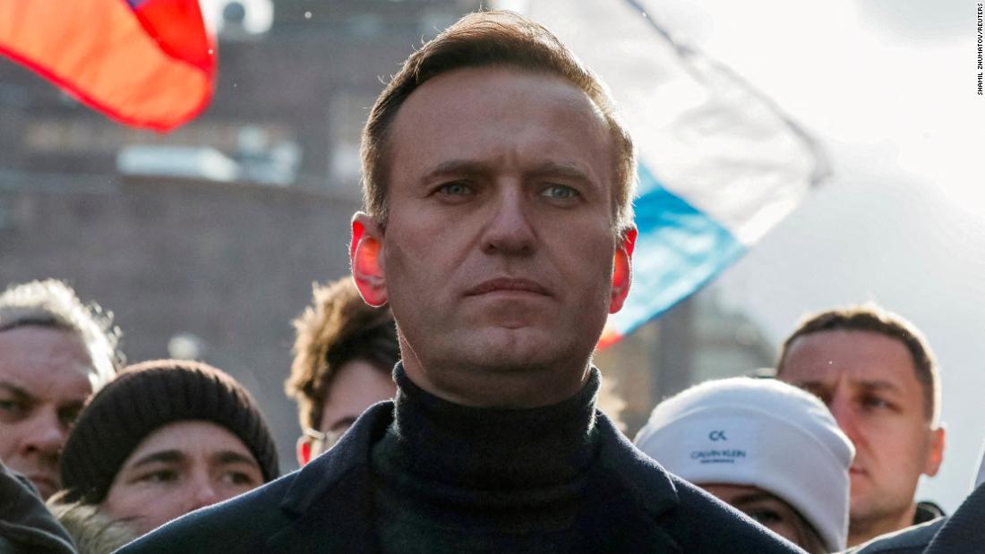 Alexey Nawalny: Inhaftierter Kreml-Kritiker von russischem Gericht des Betrugs für schuldig befunden, sagen staatliche Medien