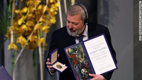 Il premio Nobel per la pace Dmitriy Muratov durante la cerimonia di premiazione il 10 dicembre 2021 a Oslo. 