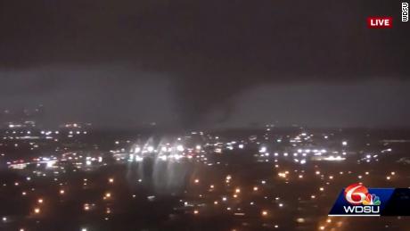 Kamera należąca do CNN WDSU uchwyciła tornado uderzające w okolice Nowego Orleanu we wtorek wieczorem.
