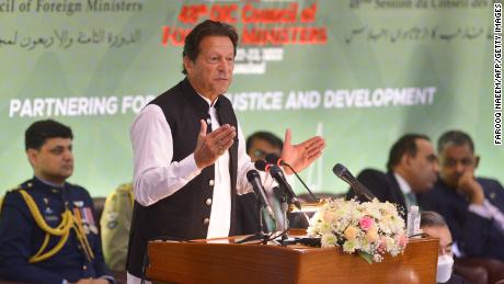 تمت الإطاحة برئيس الوزراء الباكستاني عمران خان من منصب زعيم البلاد بعد تصويت بحجب الثقة