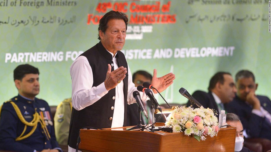 Der pakistanische Premierminister Imran Khan fordert vorgezogene Neuwahlen, nachdem das Parlament das Misstrauensvotum gegen ihn abgelehnt hat