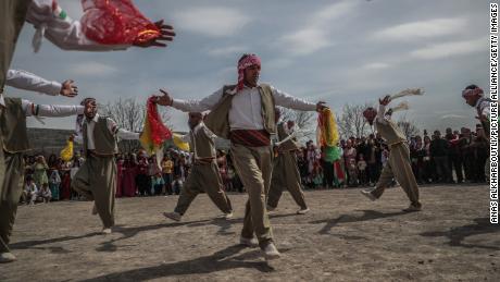 Los kurdos sirios celebran la festividad de Nowruz en la ciudad de Afrin el 21 de marzo.