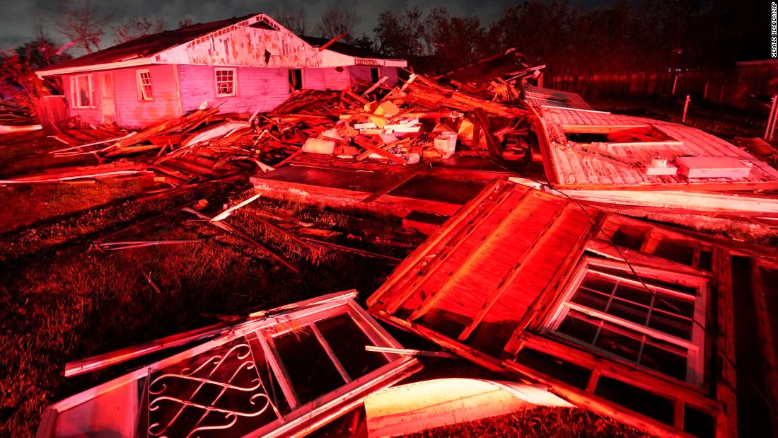Ouragan de la Nouvelle-Orléans : après qu’un ouragan en a tué un et laissé des milliers de personnes sans électricité, des équipes parcourent les quartiers sinistrés